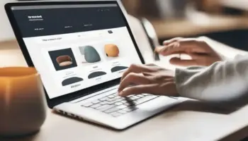 Masa başında PrestaShop mağaza kurulumu yapan işletme sahibi